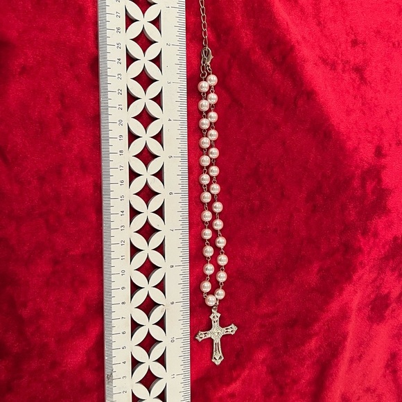 Vintage Style Rosary with Pearl Beads and Crucifix
Cross - Picture 4 of 6